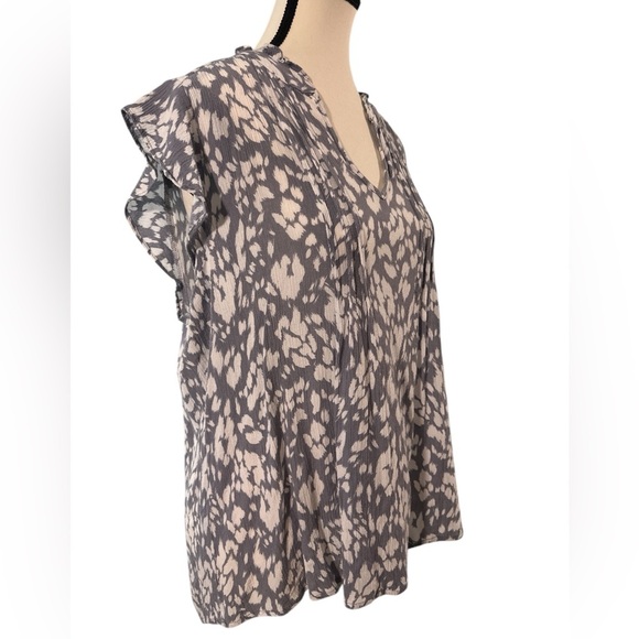 Fun 2 Fun Women's Gray and White Patterned Top with a flutter sleeve - Picture 2 of 7